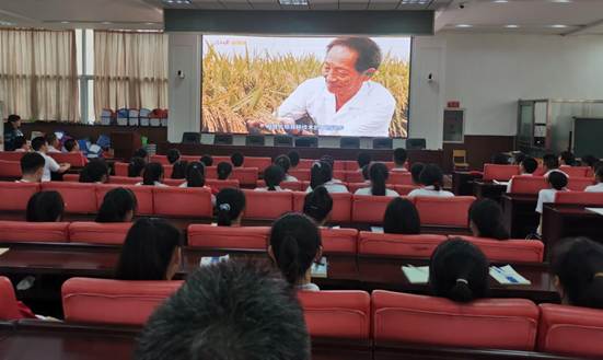 珍惜粮食,拒绝浪费——市二高中举行“培养学生节约习惯”专题讲座