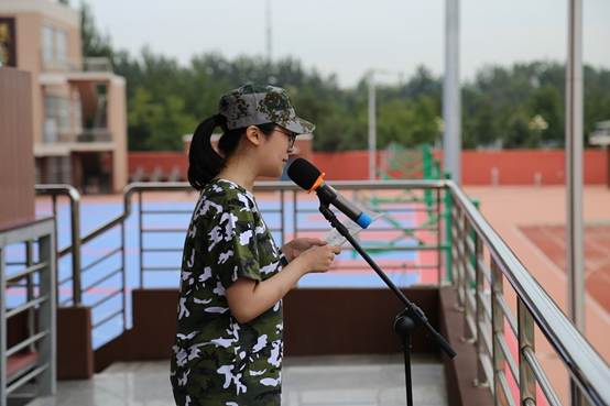 军姿飒爽,遥寄军魂铁心;千人同袍,挥斥少年意气——市二高中举行2020级高一新生军训开营仪式