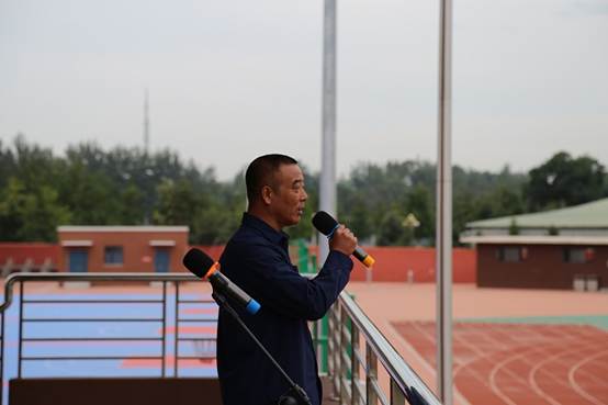 军姿飒爽,遥寄军魂铁心;千人同袍,挥斥少年意气——市二高中举行2020级高一新生军训开营仪式