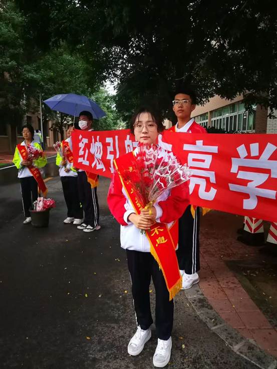 昨夜，我们为你亮灯 ——市二高中开展“为教师亮灯”活动
