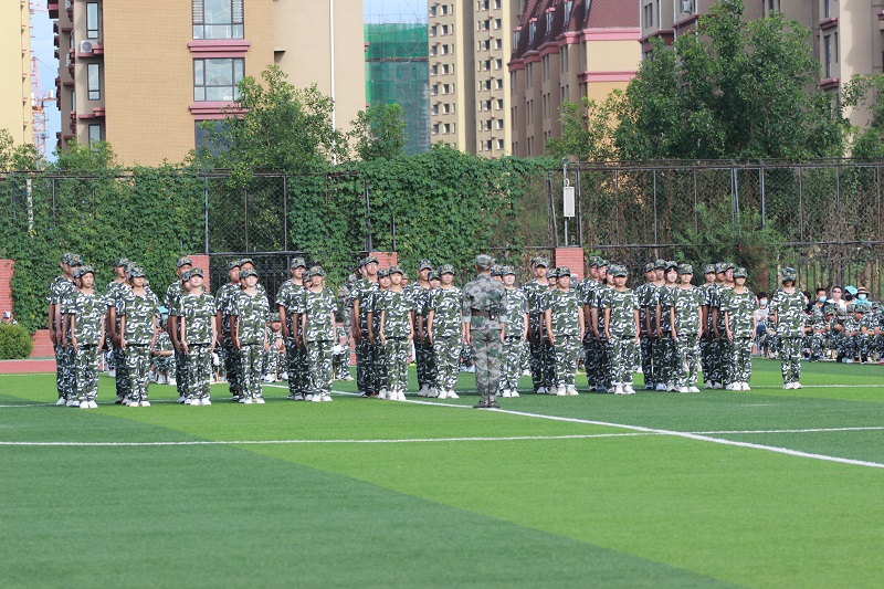 绿茵场上秋点兵 ——市二中举行2020级新生军训闭营仪式