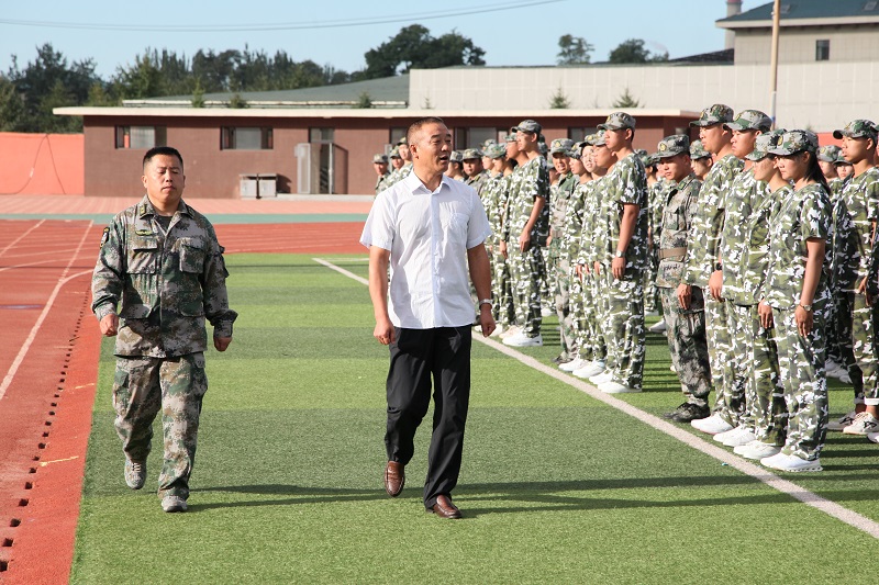 绿茵场上秋点兵 ——市二中举行2020级新生军训闭营仪式