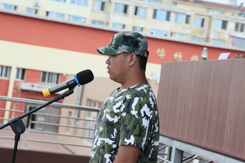 绿茵场上秋点兵 ——市二中举行2020级新生军训闭营仪式