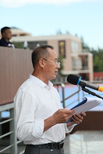 绿茵场上秋点兵 ——市二中举行2020级新生军训闭营仪式