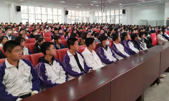 增强法制意识，构建和谐校园——市二高中针对高一学生召开法制讲座