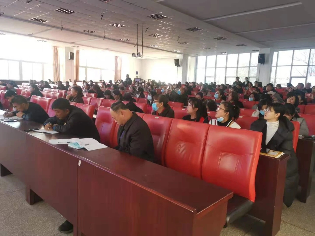 见微知著 专家引领 ——记市二高中任永生校长课堂改革专题讲座