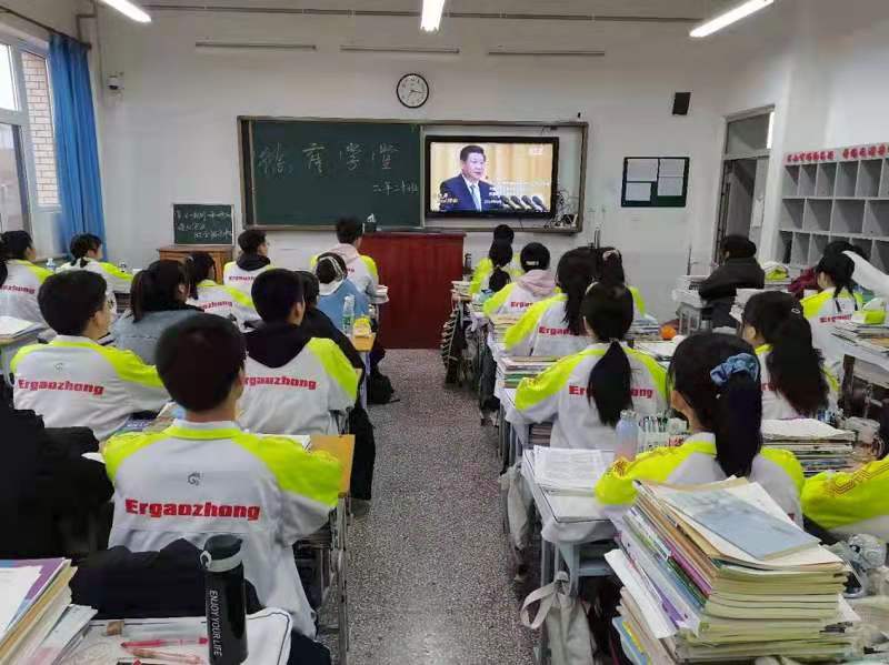 市二高中组织学生观看《德育学堂》