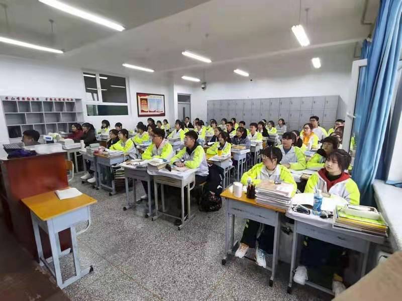 市二高中组织学生观看《德育学堂》