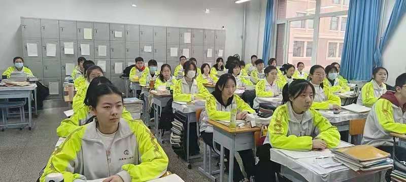 市二高中组织学生观看《德育学堂》
