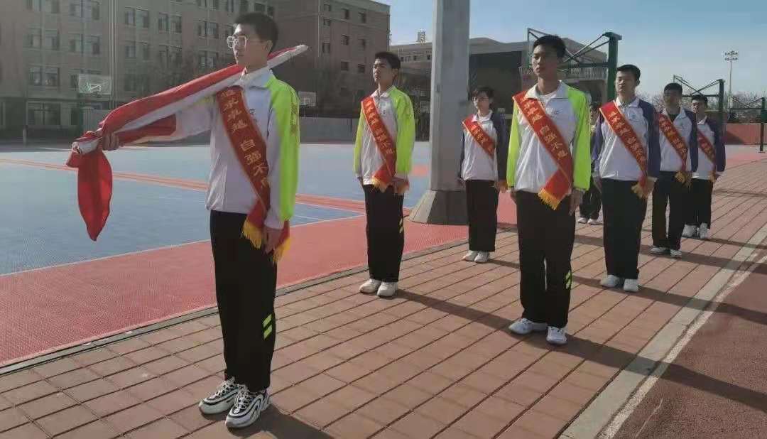 缅怀革命先烈 传承红色基因——葫芦岛市第二高级中学举行本学期第二次升旗仪式