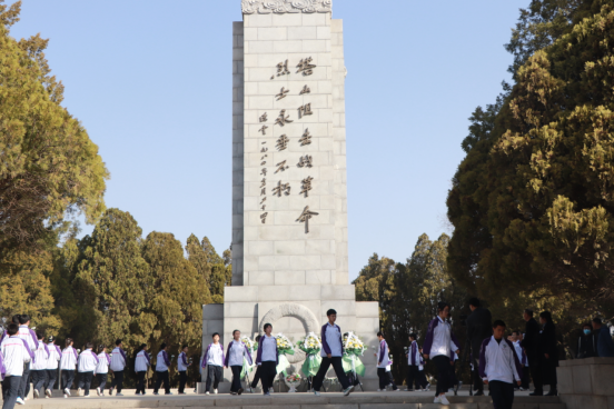 慎终追远缅怀革命先烈  奋发有为传承红色基因 ——市二高中开展塔山烈士陵园清明祭扫活动