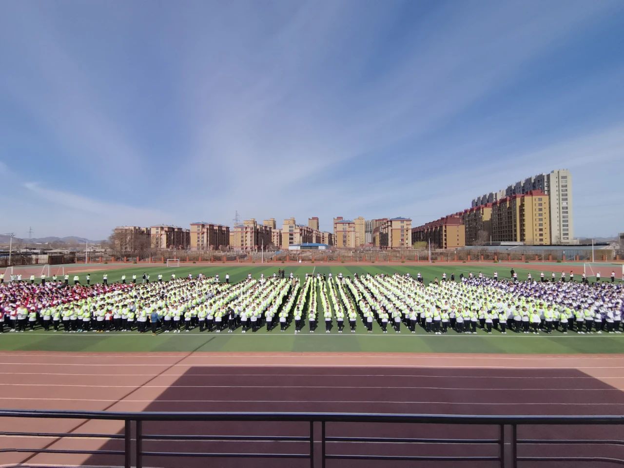 砥砺前行 不负韶华——葫芦岛市第二高级中学举行本学期第三次升旗仪式