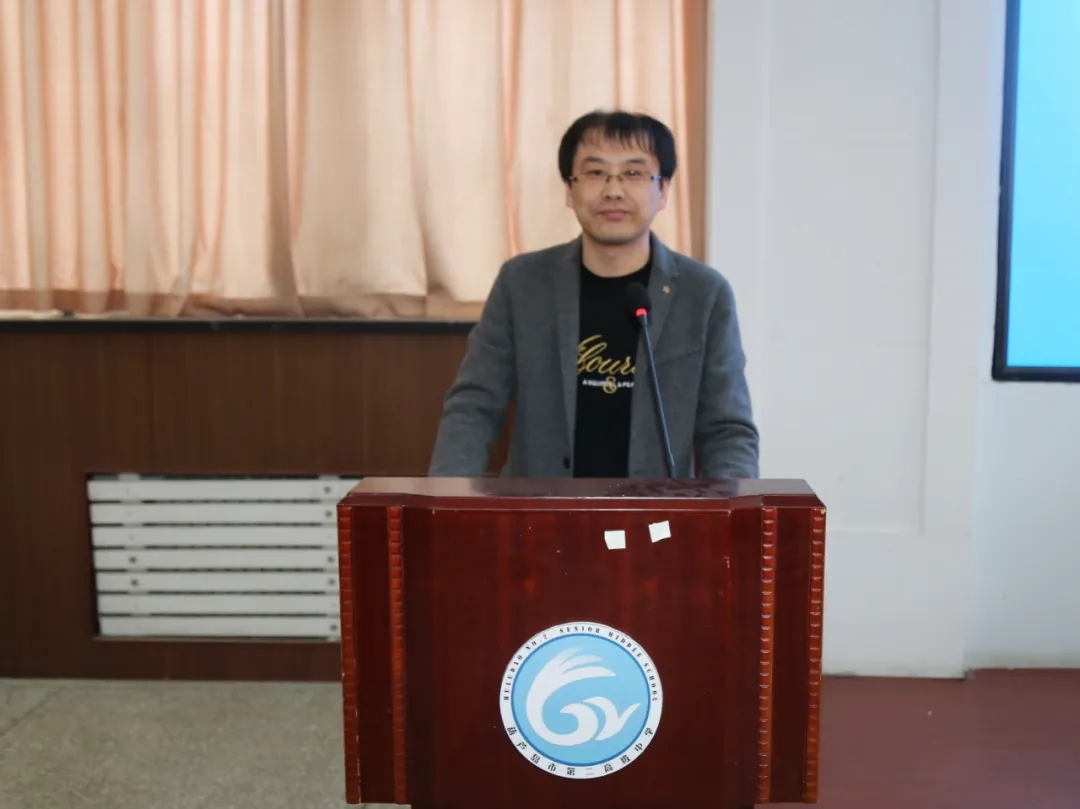 夯实基本功 培训促成长 ——记市二高中青年教师说课微课技能培训会