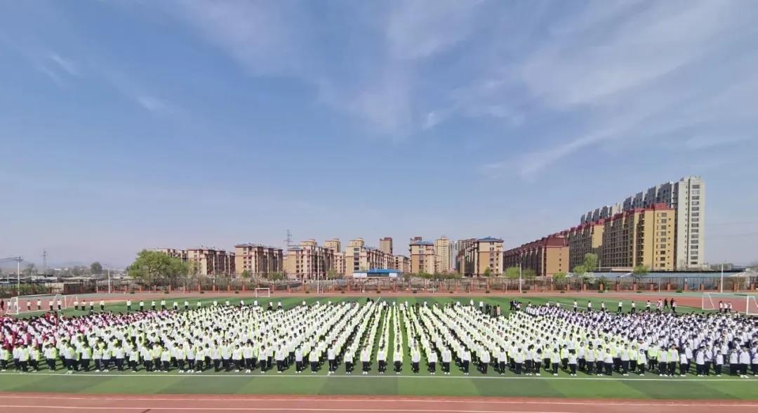五育并举 争做时代新人——葫芦岛市第二高级中学举行本学期第五次升旗仪式