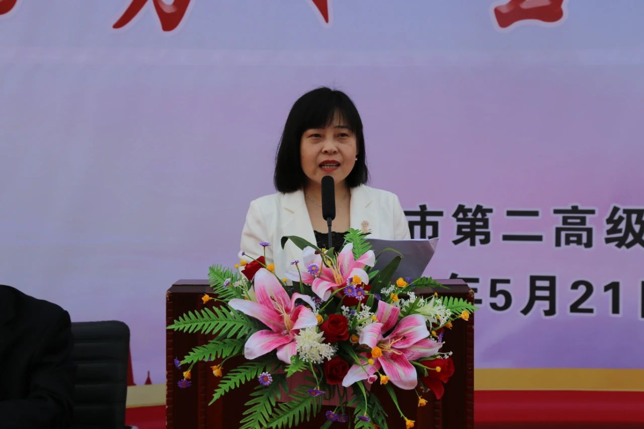 火红青春点燃梦想 激情岁月放飞希望——葫芦岛市二高中举行“逐梦青春心向党 感恩家国勇担当” 2021届成人宣誓仪式暨高三毕业典礼