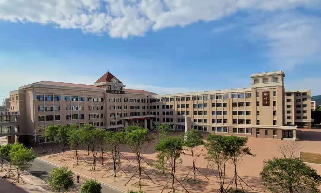 以“微”见广，匠心独“技”——市二高中青年教师微课大赛顺利举办