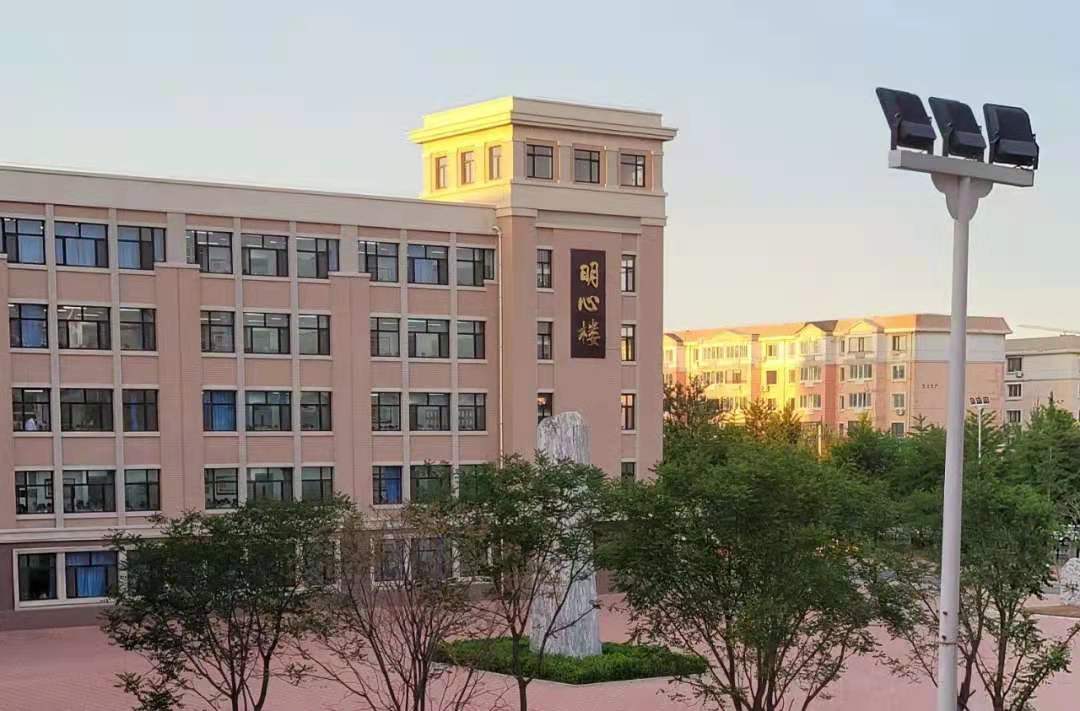 以“微”见广，匠心独“技”——市二高中青年教师微课大赛顺利举办