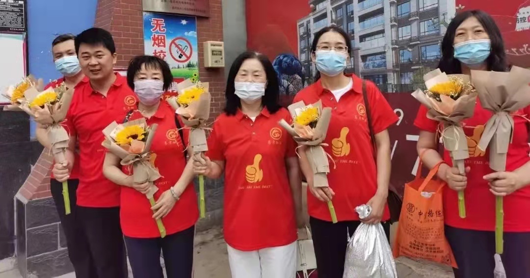 温情陪伴，暖心送考