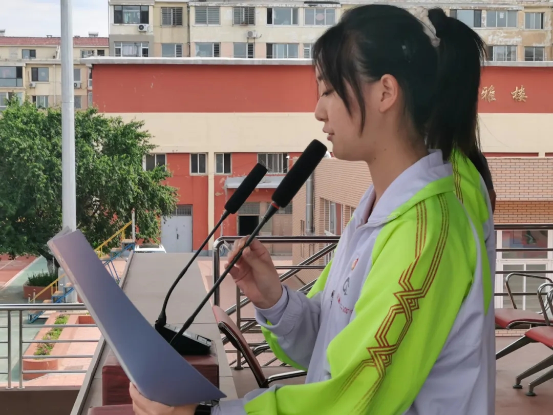 守护食品安全 我们责任在肩 ——葫芦岛市第二高级中学举行本学期第七次升旗仪式
