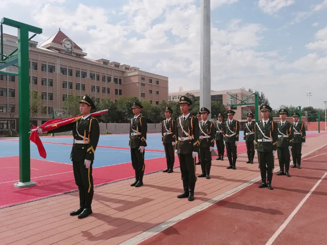 百年历程 坚守初心——葫芦岛市第二高级中学举行本学期第八次升旗仪式