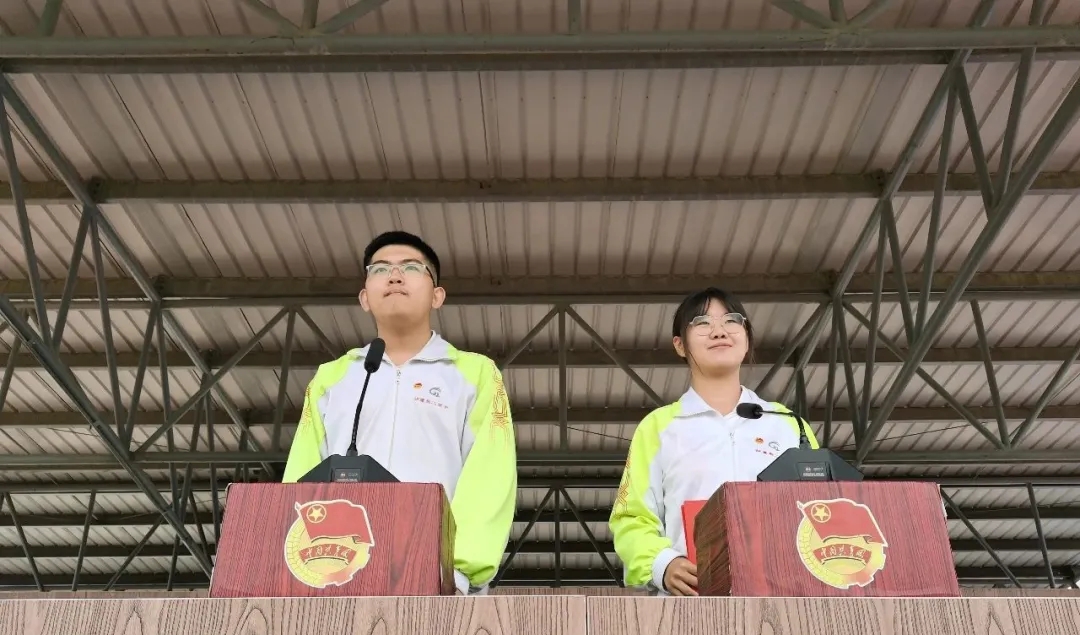 百年历程 坚守初心——葫芦岛市第二高级中学举行本学期第八次升旗仪式