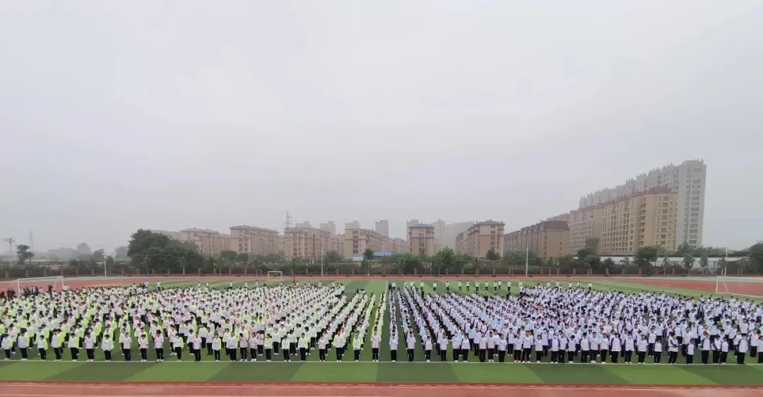 百年历程 坚守初心——葫芦岛市第二高级中学举行本学期第八次升旗仪式