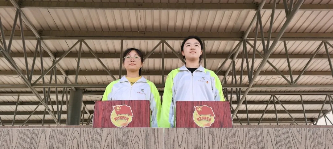 爱党爱国铭于心 爱家爱校践于行——葫芦岛市第二高级中学举行本学期第三次升旗仪式