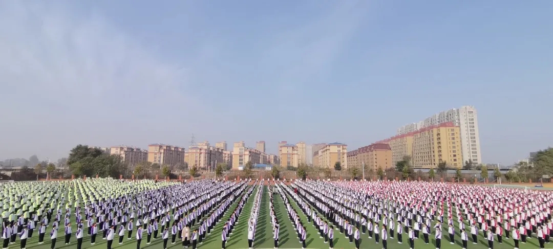 爱党爱国铭于心 爱家爱校践于行——葫芦岛市第二高级中学举行本学期第三次升旗仪式