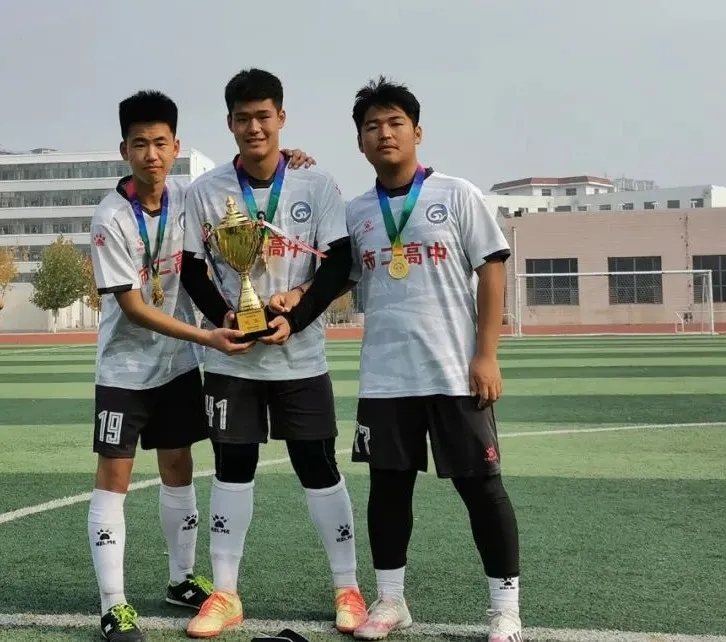 双减点燃激情 绿茵绽放梦想——市二高中男子足球队在市第七届校园足球联赛中夺冠