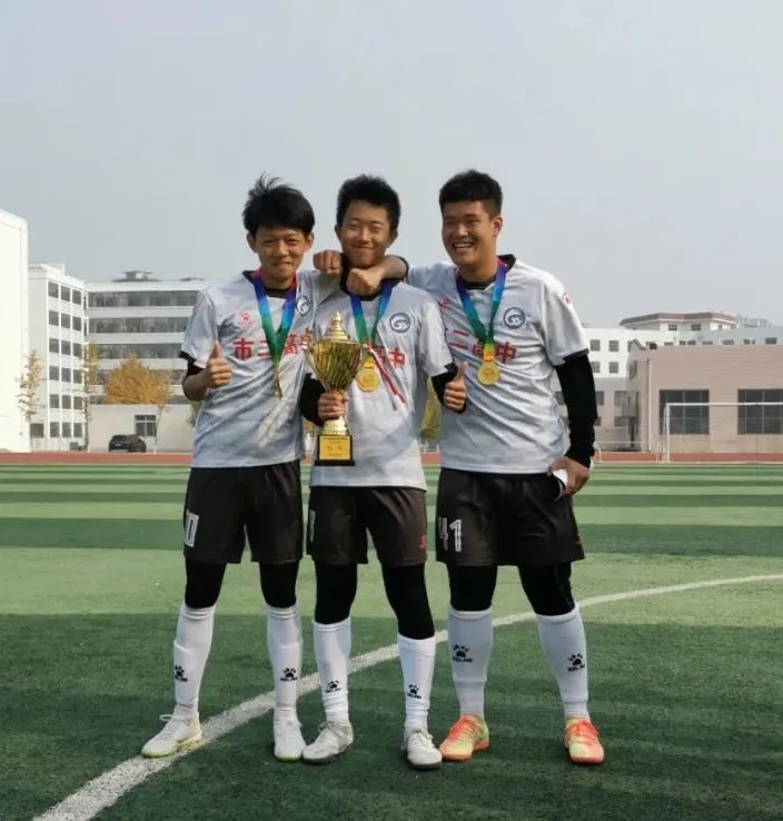 双减点燃激情 绿茵绽放梦想——市二高中男子足球队在市第七届校园足球联赛中夺冠