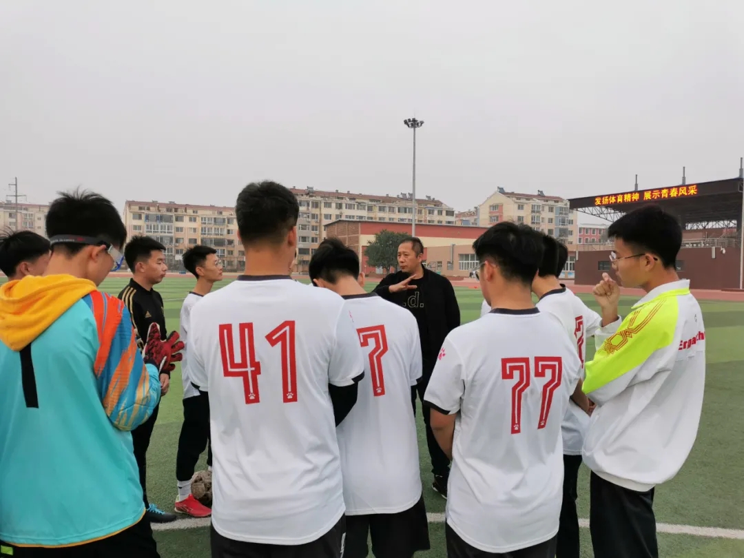 双减点燃激情 绿茵绽放梦想——市二高中男子足球队在市第七届校园足球联赛中夺冠