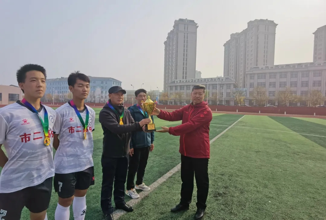 双减点燃激情 绿茵绽放梦想——市二高中男子足球队在市第七届校园足球联赛中夺冠