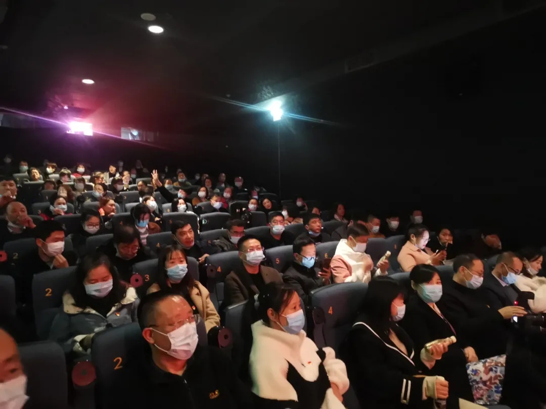 守望青春 立德树人 致敬楷模 感悟初心——市二高中组织党员教师观看电影《守望青春》