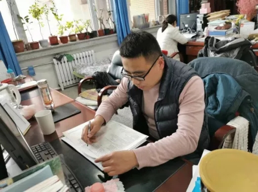 锚定既定奋斗目标 意气风发走向未来——市二高中掀起学习宣传党的十九届六中全会精神热潮（一）