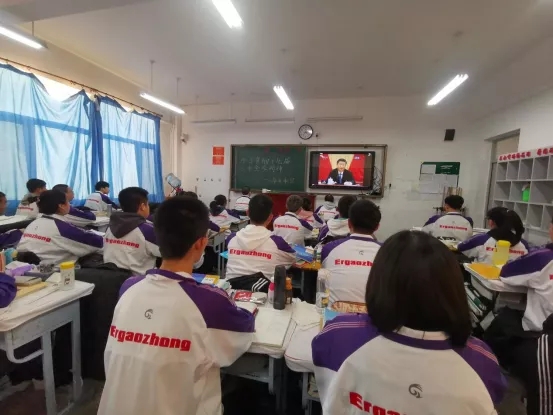 锚定既定奋斗目标 意气风发走向未来——市二高中掀起学习宣传党的十九届六中全会精神热潮（一）