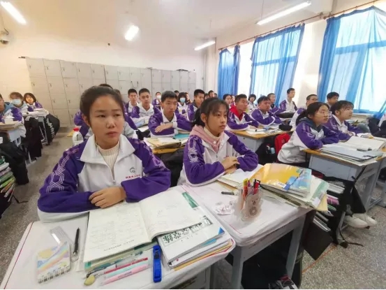 锚定既定奋斗目标 意气风发走向未来——市二高中掀起学习宣传党的十九届六中全会精神热潮（一）