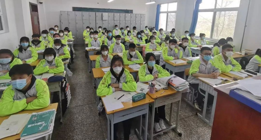 春风十里 少年归来——市二高中高三学生顺利返校复课