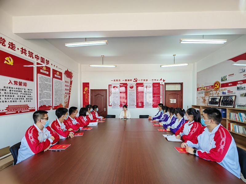 百年正青春 青春心向党——市二高中团委组织收看庆祝中国共产主义青年团成立100周年大会