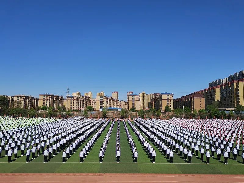 不负时代 书写青春华章——葫芦岛市第二高级中学举行本学期第二次升旗仪式