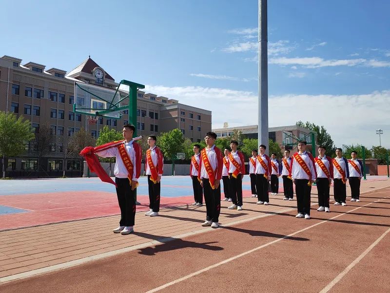 不负时代 书写青春华章——葫芦岛市第二高级中学举行本学期第二次升旗仪式