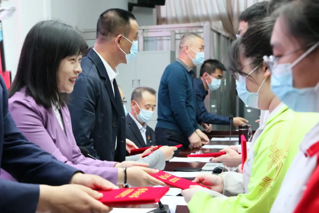踔厉奋发 一起向未来——市二高中举行2022年春季学期开学典礼暨2022届高三毕业典礼