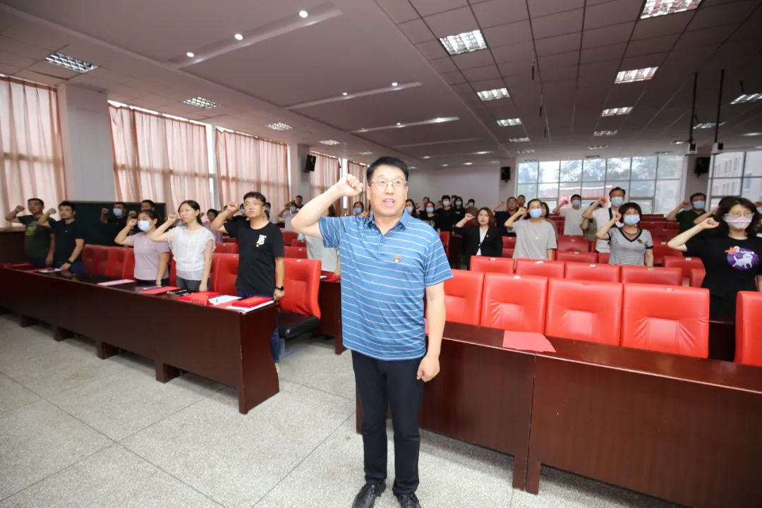 奋进新时代 踏上新征程 开启新篇章——市二高中召开庆祝建党101周年暨“一先两优”七一表彰大会