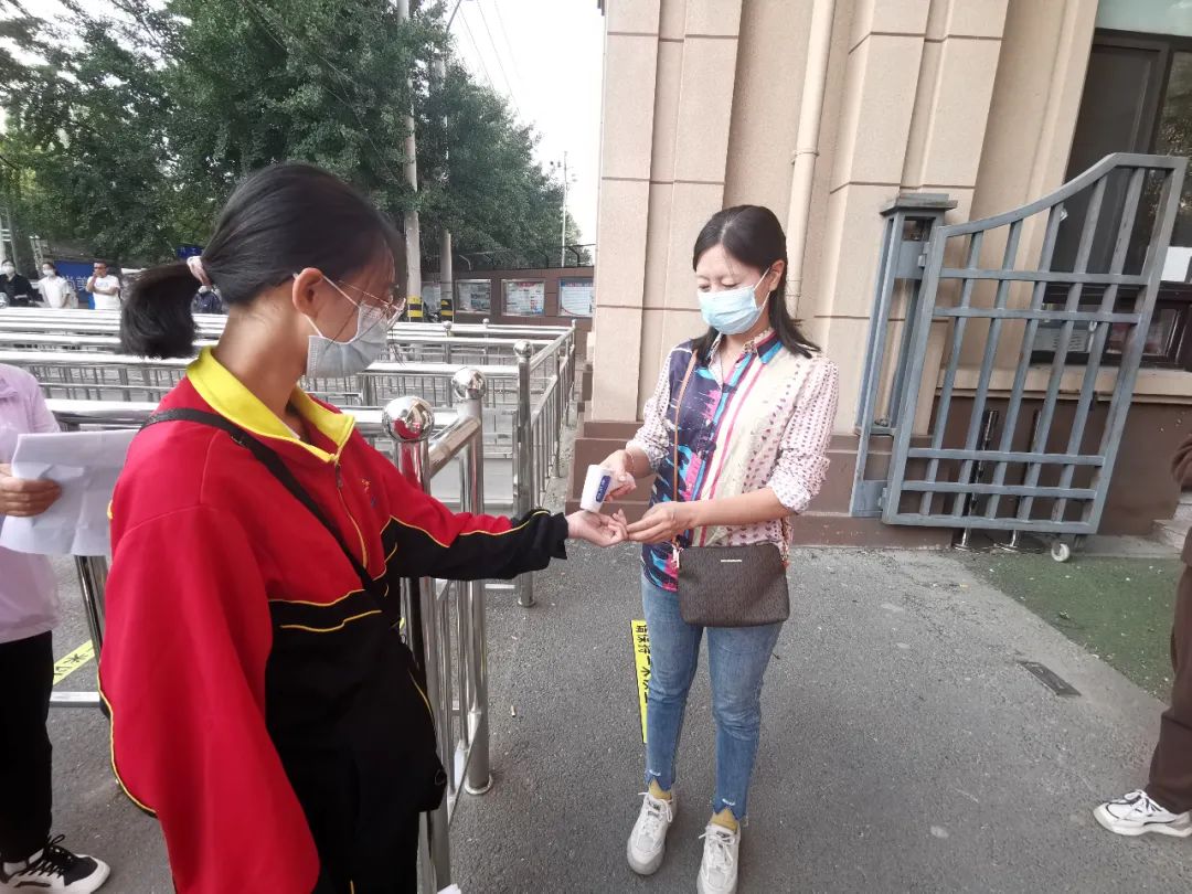 纳新筑梦 扬帆起航——市二高中开展新生报到接待工作