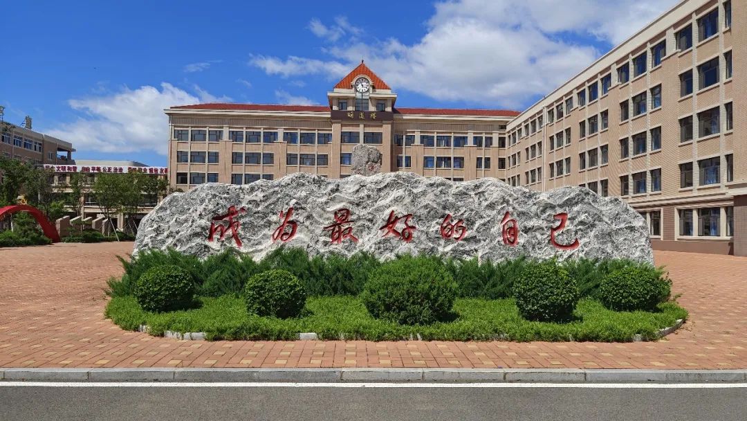 纳新筑梦 扬帆起航——市二高中开展新生报到接待工作