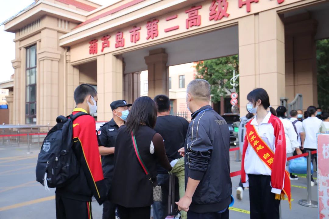 纳新筑梦 扬帆起航——市二高中开展新生报到接待工作