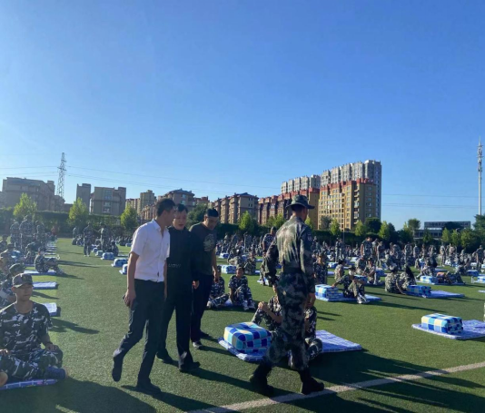 千人内务展示 尽显新生风采—市二高中组织高一新生千人内务培训和成果展示