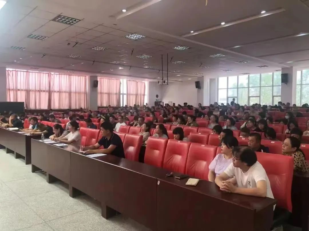 强化培训 筑牢防线——市二高中召开校园疫情防控培训会议