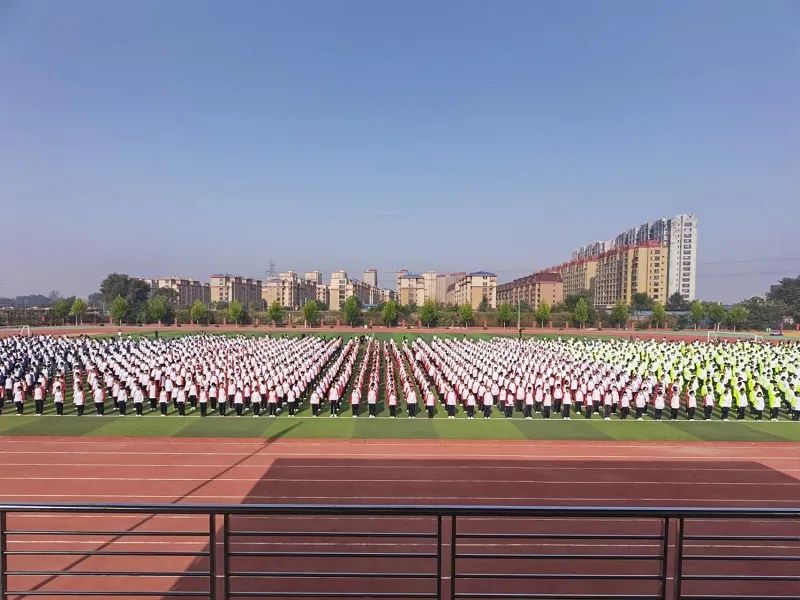 孝老爱亲 践行社会主义核心价值观——葫芦岛市第二高级中学举行本学期第三次升旗仪式