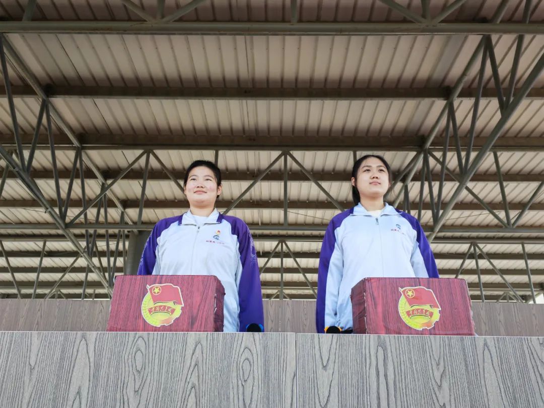 孝老爱亲 践行社会主义核心价值观——葫芦岛市第二高级中学举行本学期第三次升旗仪式