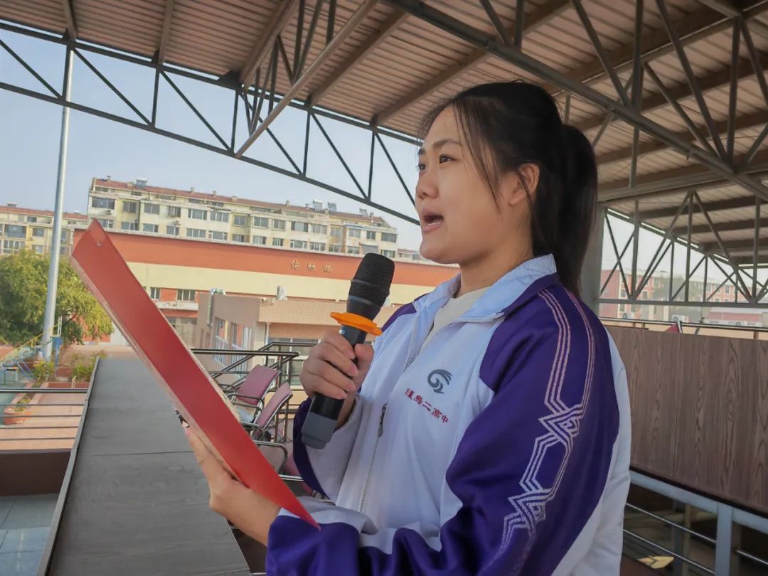孝老爱亲 践行社会主义核心价值观——葫芦岛市第二高级中学举行本学期第三次升旗仪式